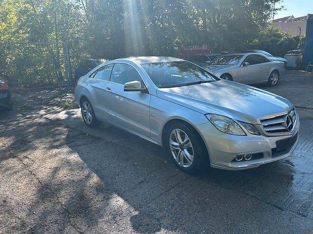 Silber Gebraucht 2011 Mercedes E200 Coupé | 7.900 € - Bild 1/4