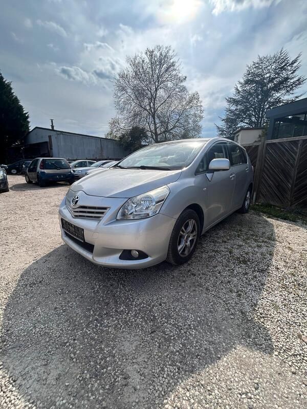 Silber Gebraucht 2010 Toyota Verso Van / Kleinbus | 4.200 € (Fairer Preis) - Bild 1/4
