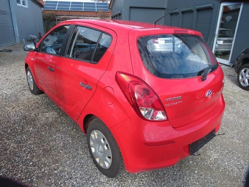 Gebraucht Hyundai i20 Edition 86 PS (63 kW) 2013 Electric red / sol Kleinwagen