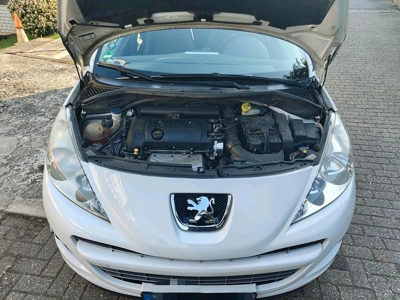 Gebraucht Peugeot 207 Forever 95 PS (69 kW) 2012 Weiß Kleinwagen