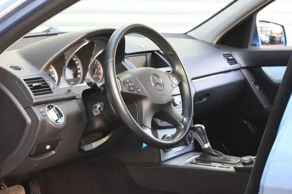 Gebraucht Mercedes C200 Avantgarde 184 PS (135 kW) 2011 Blau Limousine