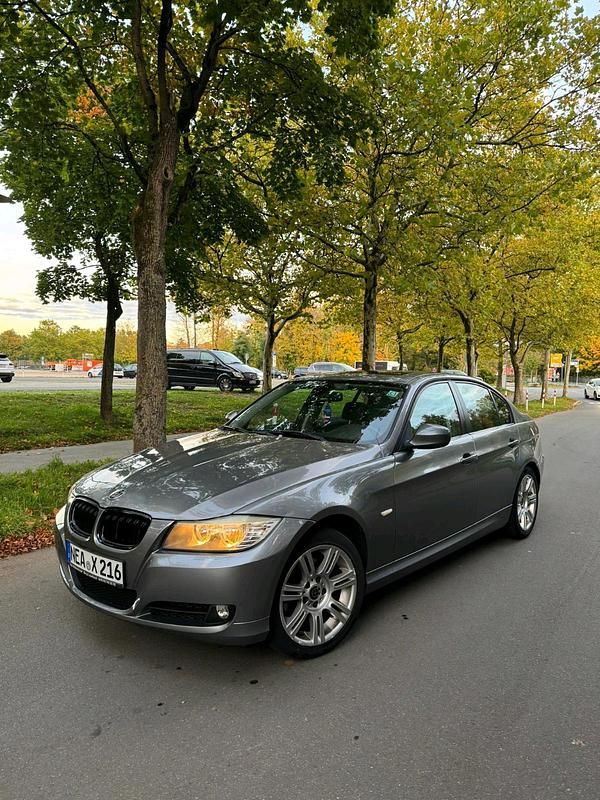 Silber Gebraucht 2010 BMW 320 Limousine | 3.860 € (Superpreis) - Bild 1/4