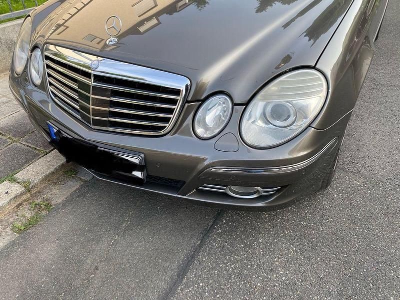 Grau Gebraucht 2007 Mercedes E320 Avantgarde Limousine | 7.900 € (Teuer) - Bild 1/4