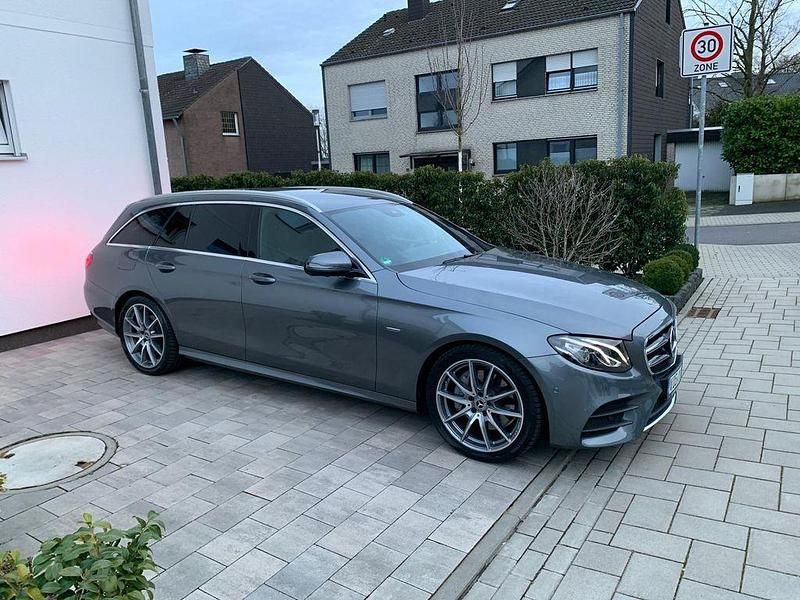 Grau Gebraucht 2019 Mercedes E220 AMG line Kombi | 26.800 € (Fairer Preis) - Bild 1/4