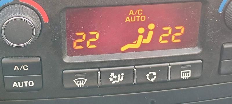 Gebraucht Peugeot 207 73 PS (53 kW) 2011 Rot Limousine