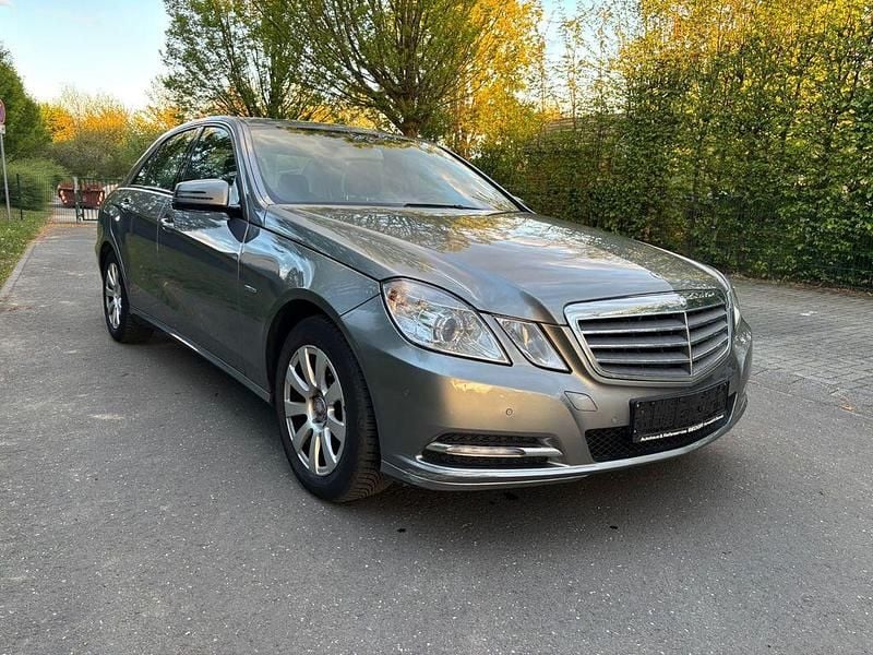 Second-hand Mercedes E200 136 CP (100 kW) 2011 Argintiu Berlinǎ