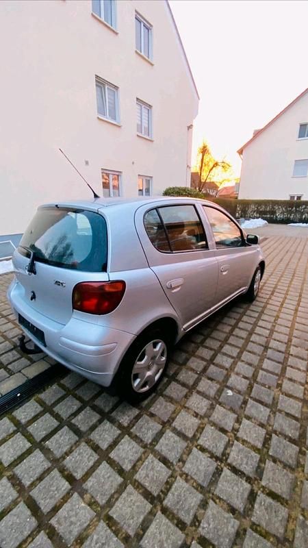 Gebraucht Toyota Yaris 75 PS (55 kW) 2003 Silber Kleinwagen