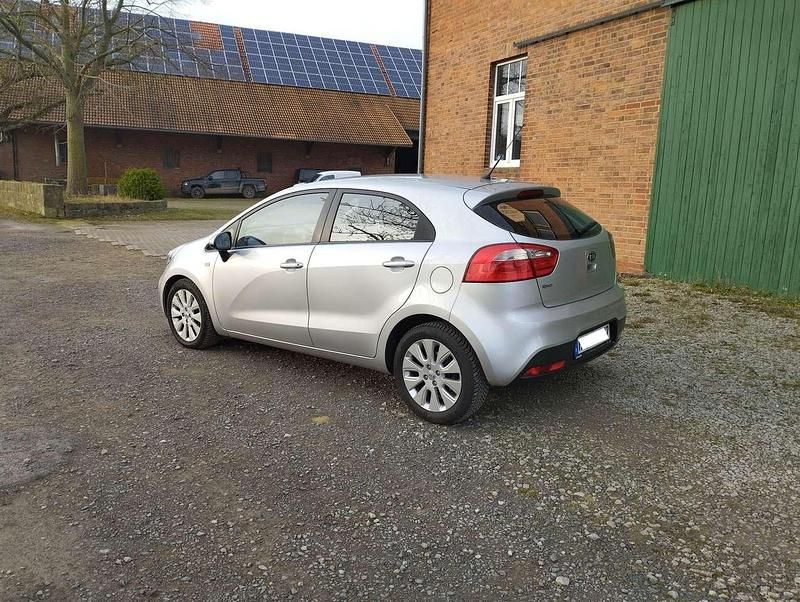 Gebraucht Kia Rio 86 PS (63 kW) 2011 Silber Limousine