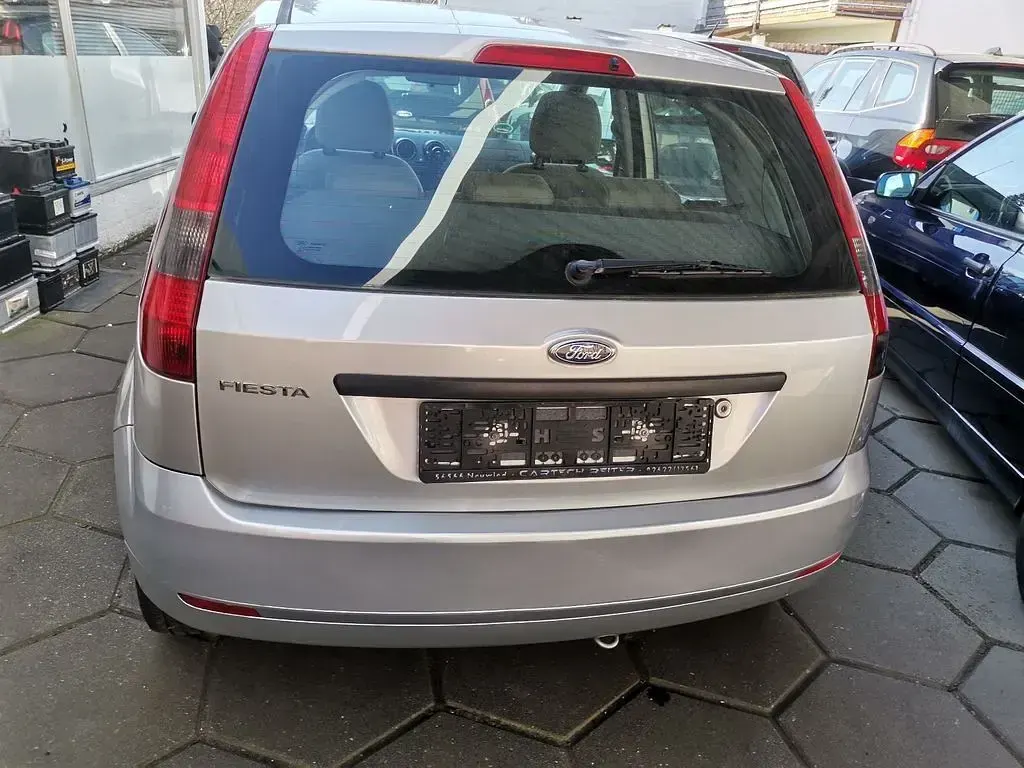 Gebraucht Ford Fiesta Trend 69 PS (50 kW) 2003 Silber Kleinwagen