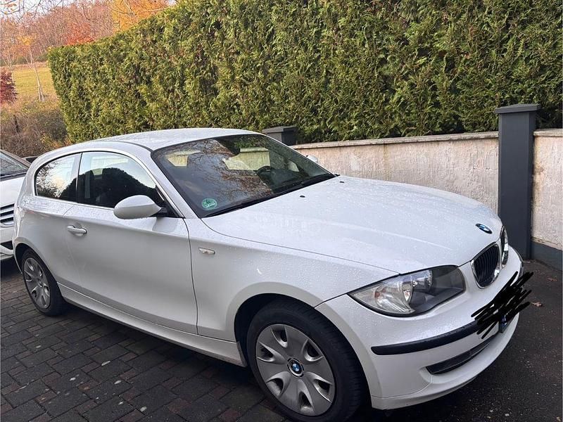 Weiß Gebraucht 2009 BMW 116 Kleinwagen | 5.000 € (Teuer) - Bild 1/4