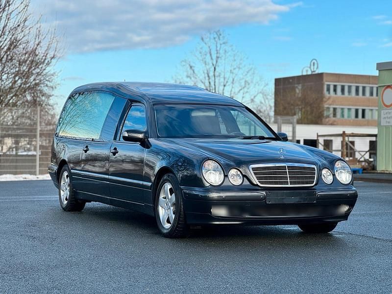 Grau Gebraucht 2001 Mercedes E220 Limousine | 8.900 € - Bild 1/4