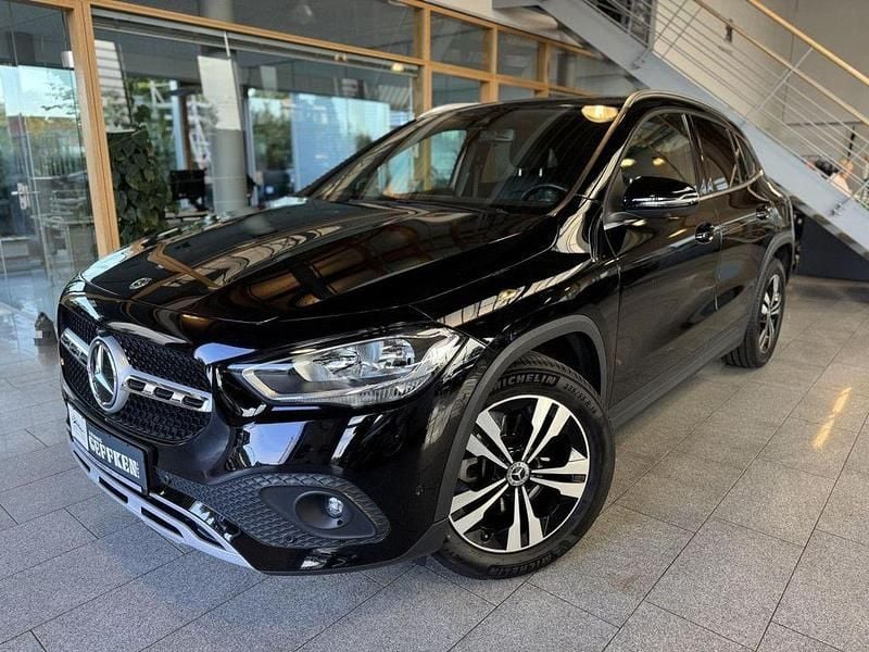 Nachtschwarz Gebraucht 2020 Mercedes GLA220 Style SUV | 30.490 € (Guter Preis) - Bild 1/4