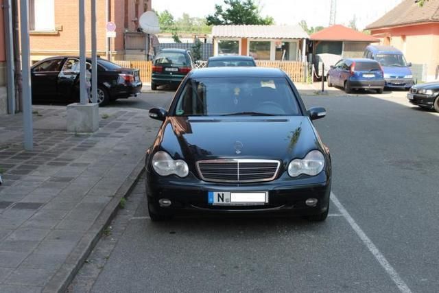 Schwarz metallic Gebraucht 2002 Mercedes C220 Limousine | 6.999 € - Bild 1/4