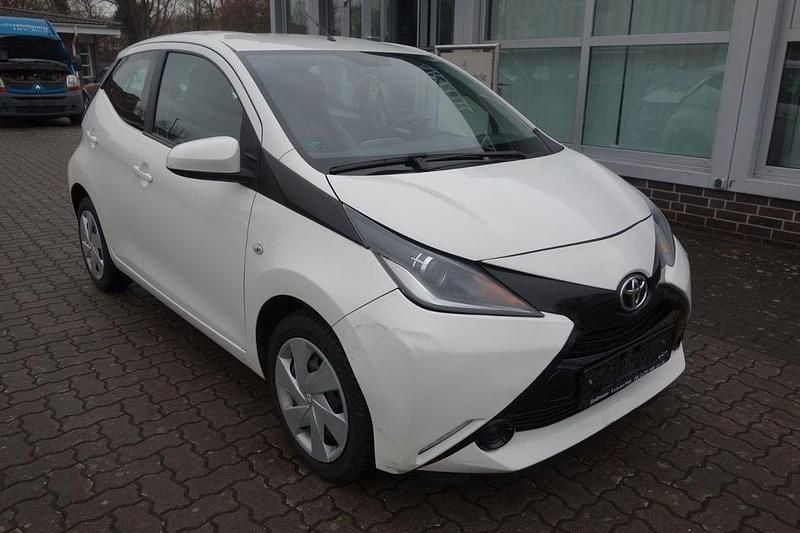 Weiß Gebraucht 2016 Toyota Aygo X-play Kleinwagen | 7.050 € (Guter Preis) - Bild 1/4