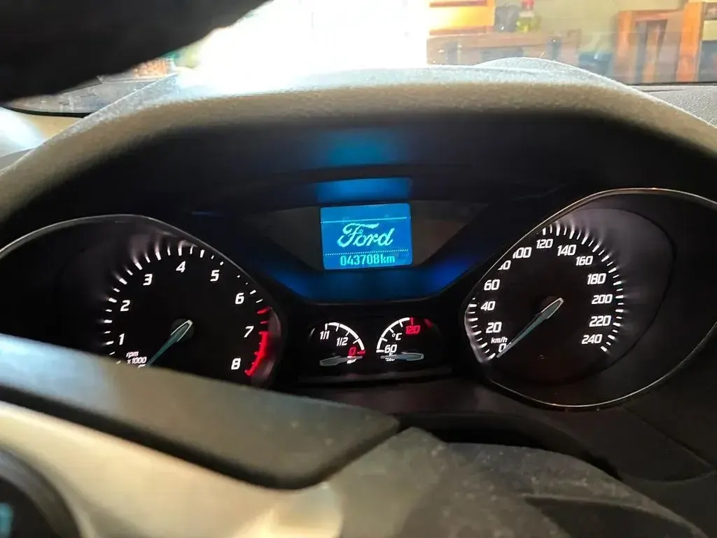 Gebraucht Ford Focus Trend 125 PS (91 kW) 2014 Silber Limousine