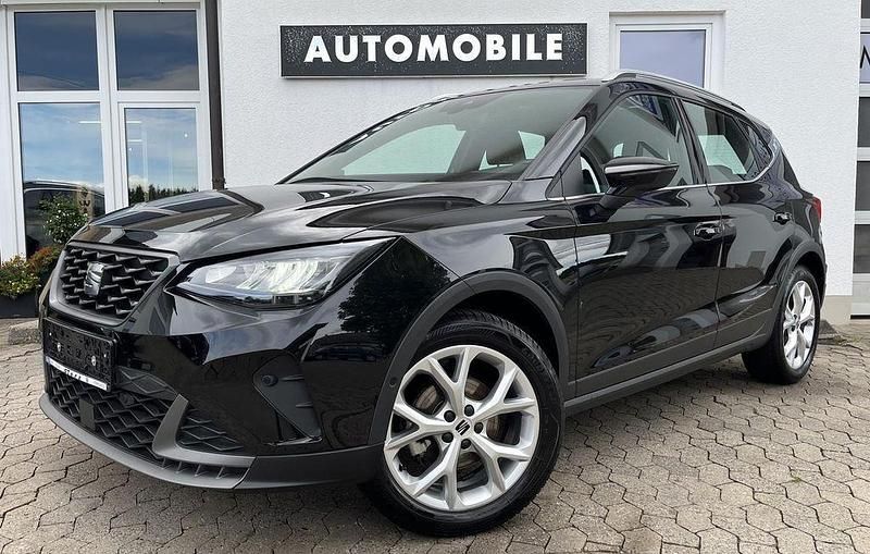 Mitternachtsschwarz Gebraucht 2024 Seat Arona FR SUV | 23.979 € (Fairer Preis) - Bild 1/4