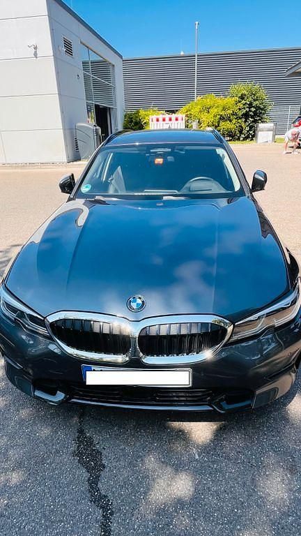 Grau Gebraucht 2021 BMW 330e Sport Line Kombi | 31.500 € (Fairer Preis) - Bild 1/4
