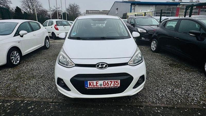 Gebraucht Hyundai i10 Trend 69 PS (50 kW) 2016 Weiß Kleinwagen