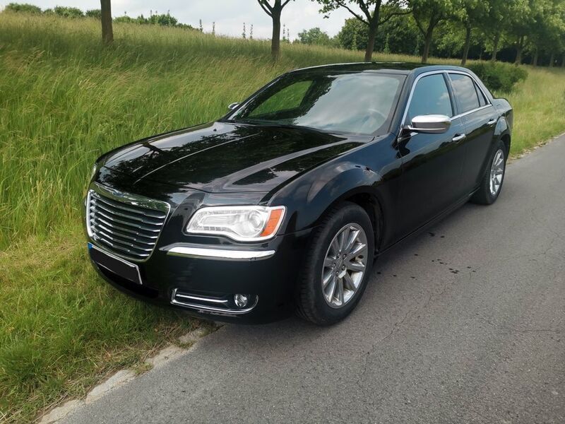 Schwarz Gebraucht 2012 Chrysler 300C Limousine | 14.200 € - Bild 1/4