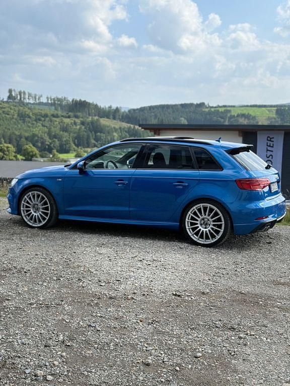 Blau Gebraucht 2017 Audi A3 Sportback Sport Limousine | 21.500 € (Teuer) - Bild 1/4