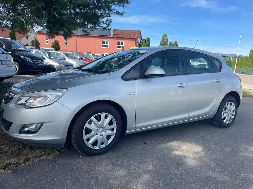Gebraucht Opel Astra Selection 116 PS (85 kW) 2010 Silber Limousine