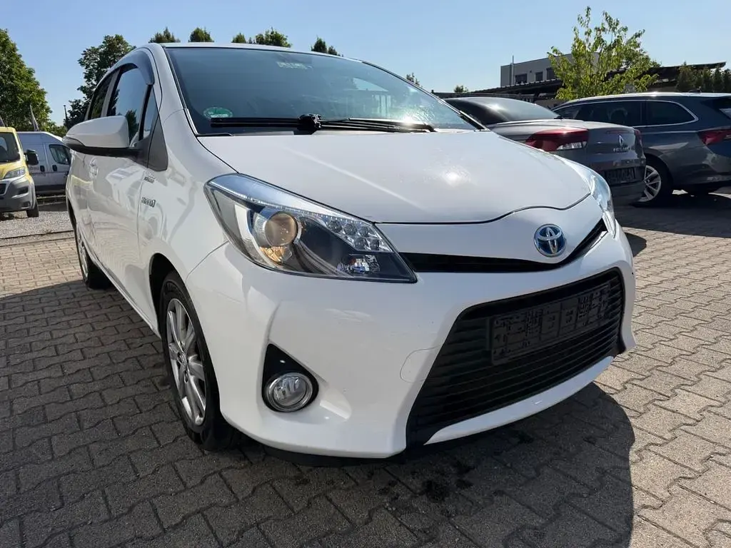 Gebraucht Toyota Yaris Hybrid Edition 75 PS (55 kW) 2014 Weiß Limousine