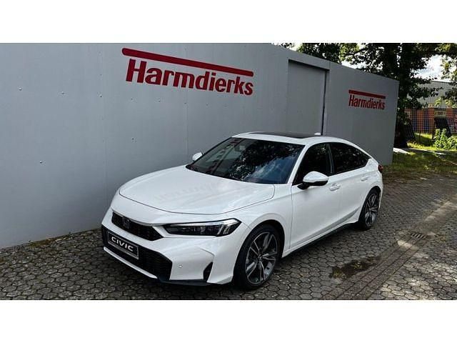 Platinum white pearl Neu 2025 Honda Civic Advance Limousine | 41.200 € (Etwas zu teuer) - Bild 1/4