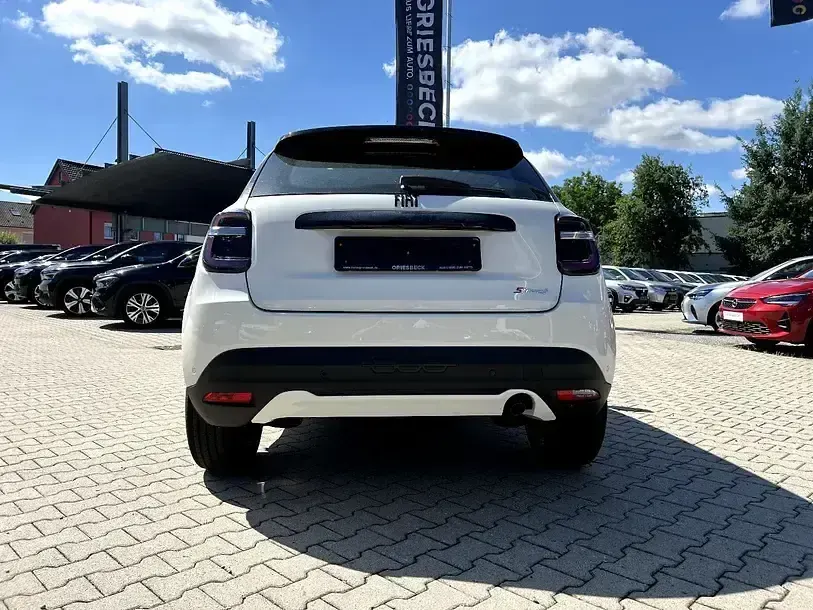 Neu Fiat 600 Street 101 PS (74 kW) 2025 Bicolore weiß / schwarz SUV
