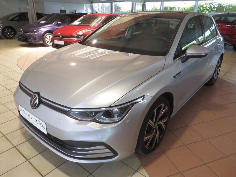 Silber Gebraucht 2022 VW Golf VIII Style Limousine | 21.945 € (Superpreis) - Bild 1/4