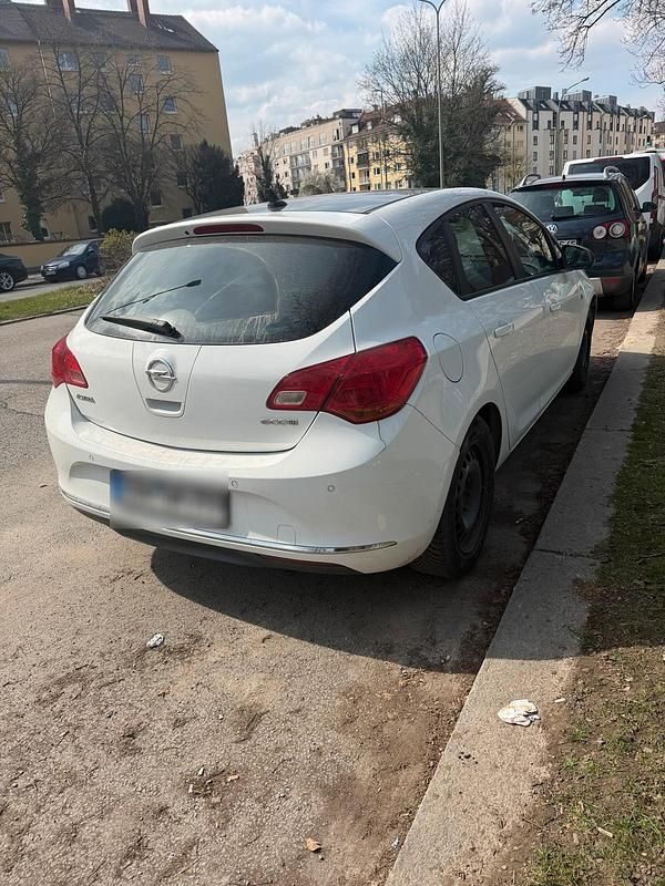 Second-hand Opel Astra 110 CP (80 kW) 2014 Alb Berlinǎ