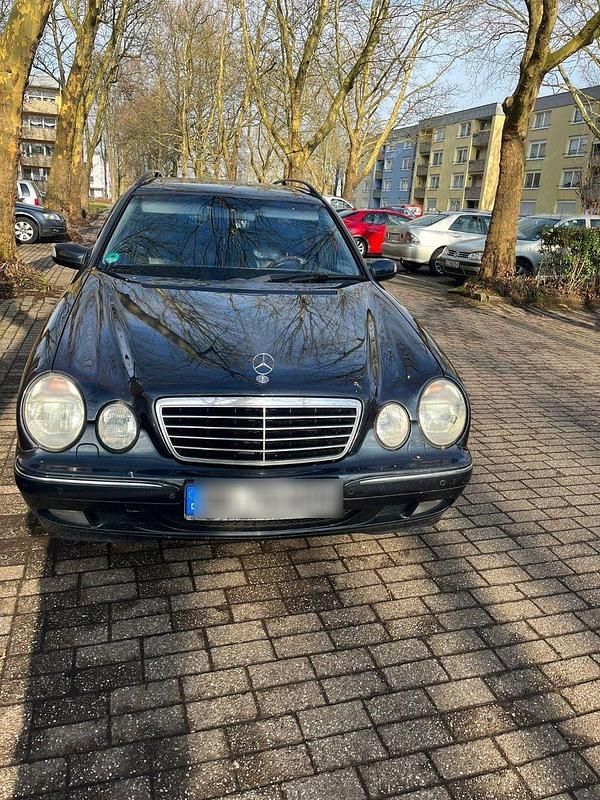 Gebraucht Mercedes E220 Avantgarde 143 PS (105 kW) 2002 Blau Kombi