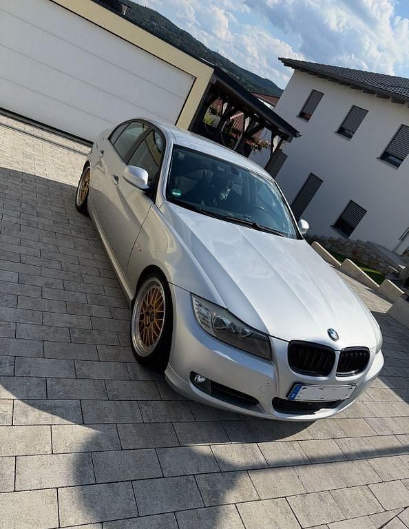 Silber Gebraucht 2009 BMW 318 Limousine | 2.750 € (Superpreis) - Bild 1/4