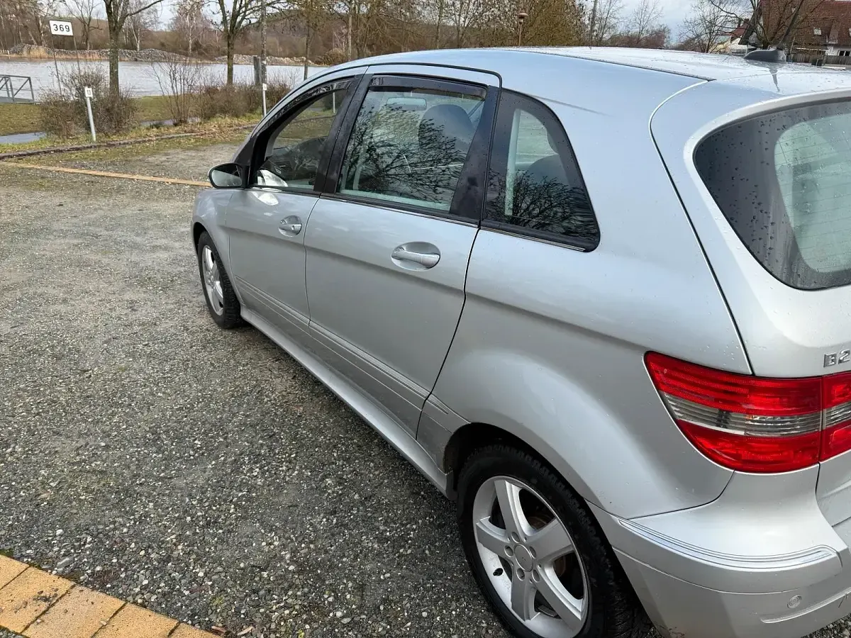 Second-hand Mercedes E200 193 CP (141 kW) 2006 Argintiu Berlinǎ