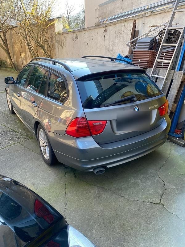 Gebraucht BMW 320 184 PS (135 kW) 2010 Grau Kombi
