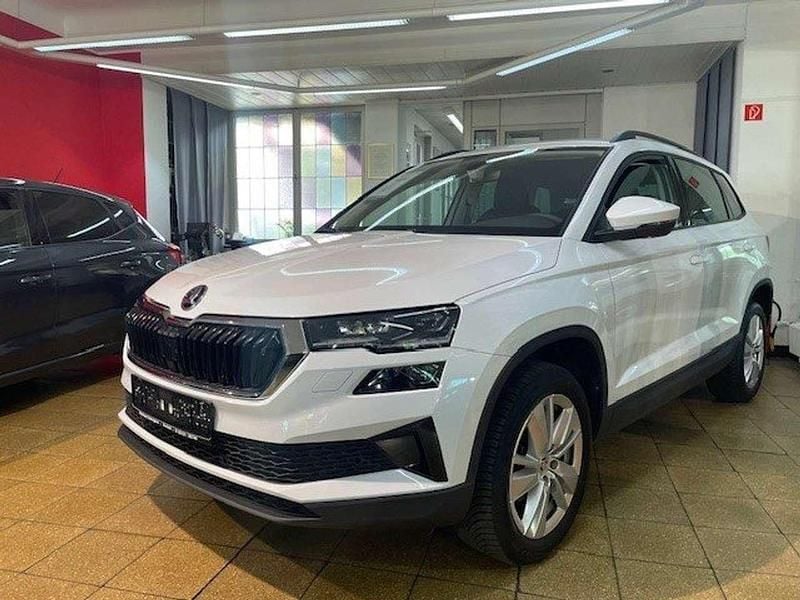 Weiß (metallic) Gebraucht 2024 Skoda Karoq Selection SUV | 29.990 € (Guter Preis) - Bild 1/4