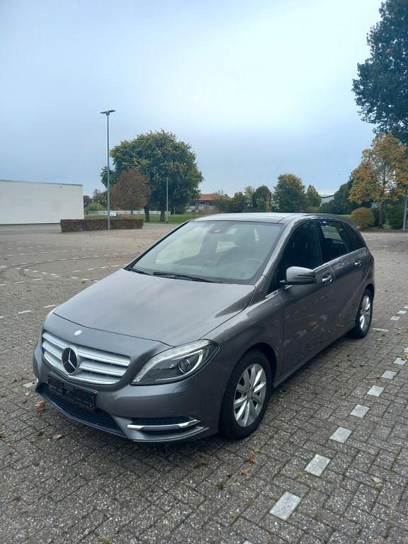 Grau Gebraucht 2013 Mercedes B180 Van / Kleinbus | 9.900 € (Guter Preis) - Bild 1/4
