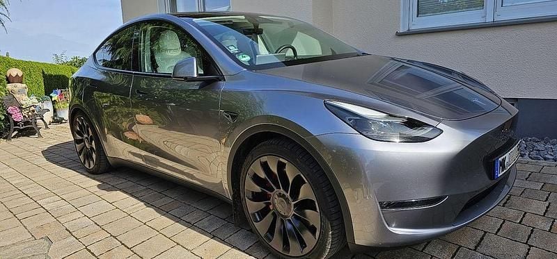 Silber Gebraucht 2023 Tesla Model Y Performance SUV | 39.555 € (Fairer Preis) - Bild 1/4