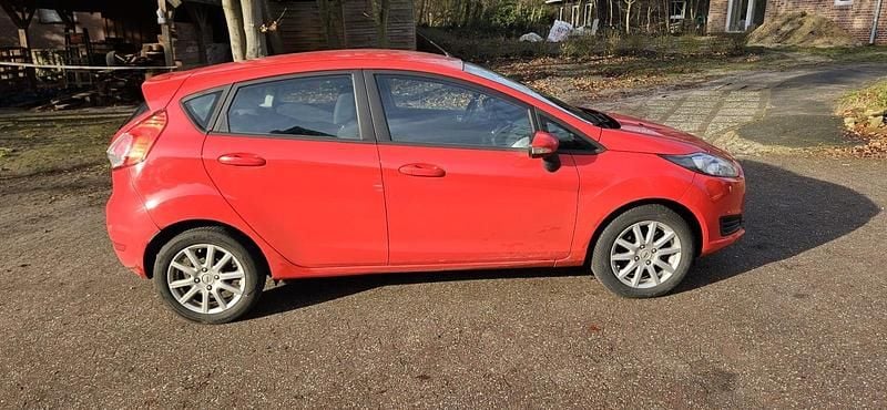 Gebraucht Ford Fiesta 101 PS (74 kW) 2014 Rot Kleinwagen