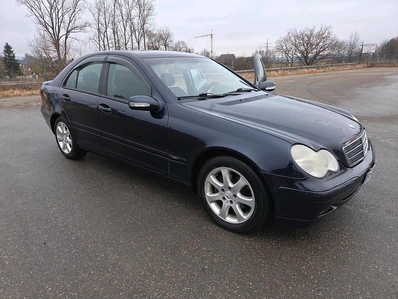 Gebraucht Mercedes 220 143 PS (105 kW) 2001 Schwarz Limousine