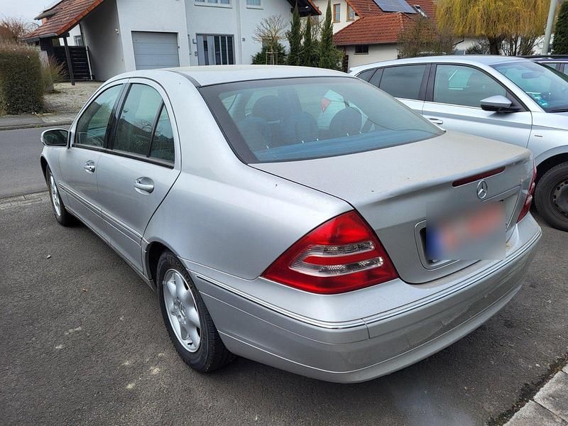 Gebraucht Mercedes 220 143 PS (105 kW) 2001 Silber Limousine