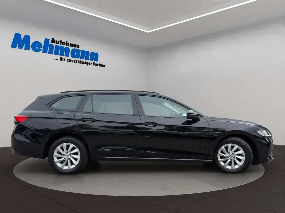 Gebraucht Skoda Superb Essence 150 PS (110 kW) 2024 Schwarz Kombi