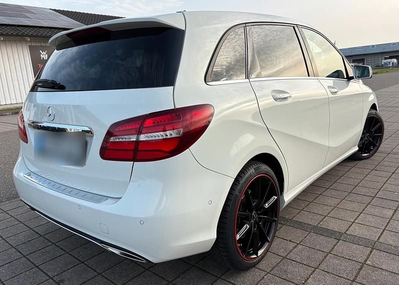 Gebraucht Mercedes B220 170 PS (125 kW) 2018 Weiß Van / Kleinbus