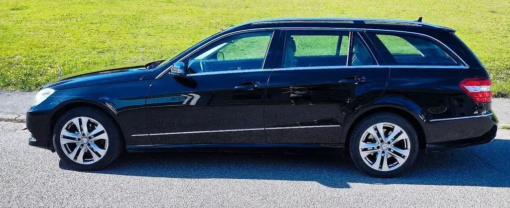 Gebraucht Mercedes E220 Avantgarde 170 PS (125 kW) 2012 Schwarz Limousine