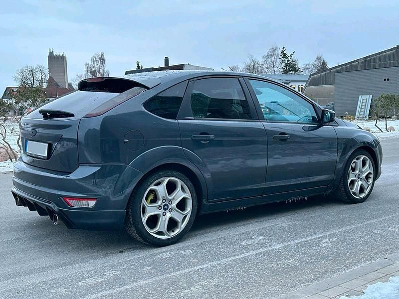 Grau Gebraucht 2008 Ford Focus ST Limousine | 2.600 € (Fairer Preis) - Bild 1/4