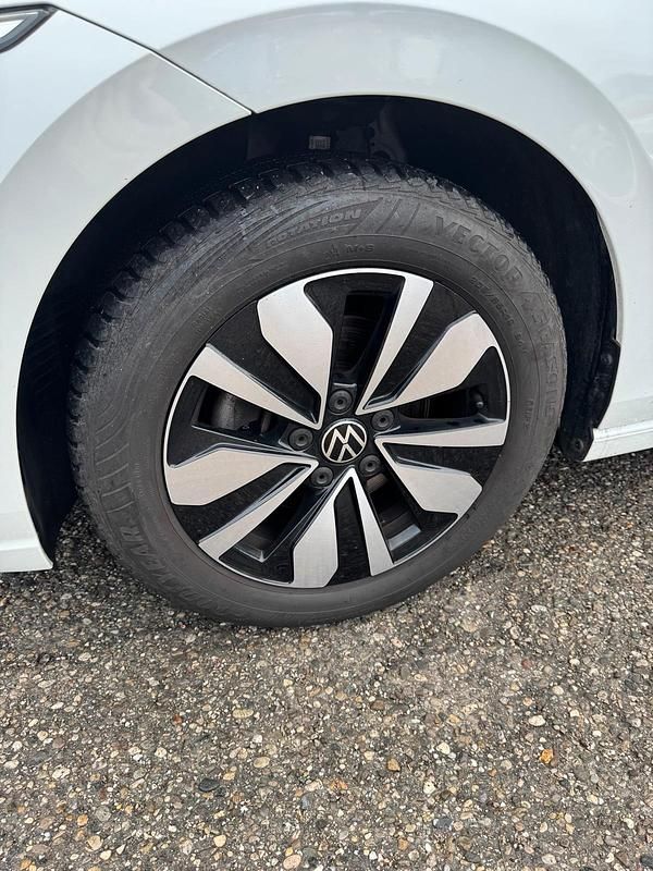 Gebraucht VW Golf VIII 131 PS (96 kW) 2023 Weiß Kleinwagen