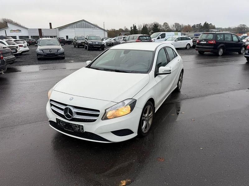 Weiß Gebraucht 2014 Mercedes A200 Limousine | 7.300 € (Superpreis) - Bild 1/4