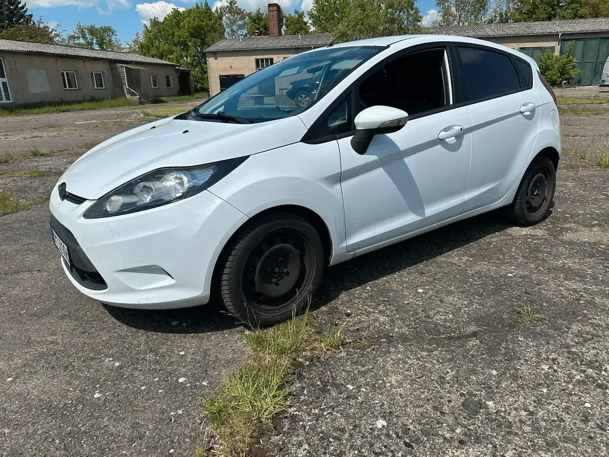 Gebraucht Ford Fiesta 97 PS (71 kW) 2009 Weiß Kleinwagen