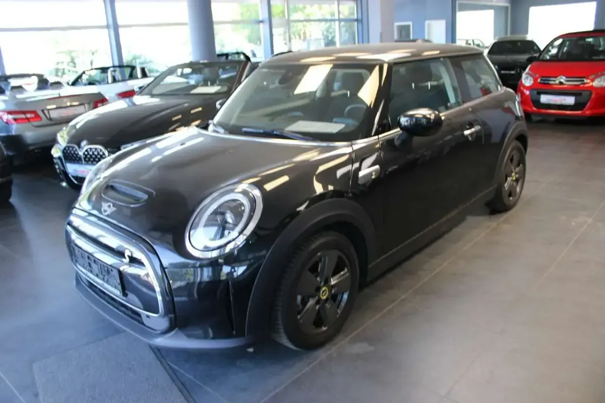 Gebraucht Mini Cooper SE Essential 135 kW (184 PS) 2023 Midnight black metallic Kleinwagen