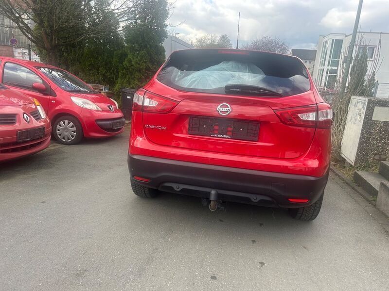 Gebraucht Nissan Qashqai Visia 116 PS (85 kW) 2015 Rot SUV