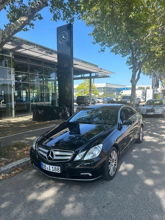 Schwarz Gebraucht 2010 Mercedes E200 Coupé | 12.200 € (Fairer Preis) - Bild 1/4
